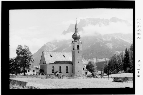 Biberwier gegen Zugspitze 2965 m in Tirol : [Pfarrkirche Biberwier gegen Wetterstein Gebirge]