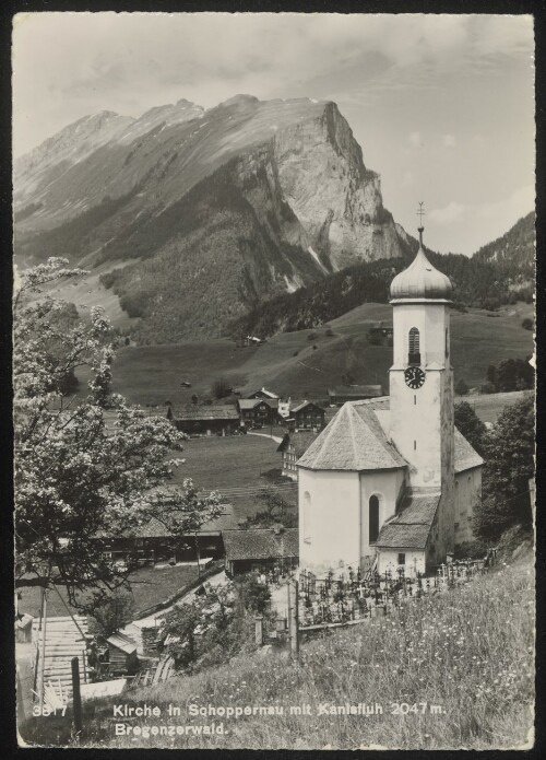 Kirche in Schoppernau mit Kanisfluh 2047 m. Bregenzerwald