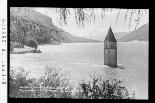 Kirchturm des versunkenen Graun am Reschensee mit Ortlermassiv