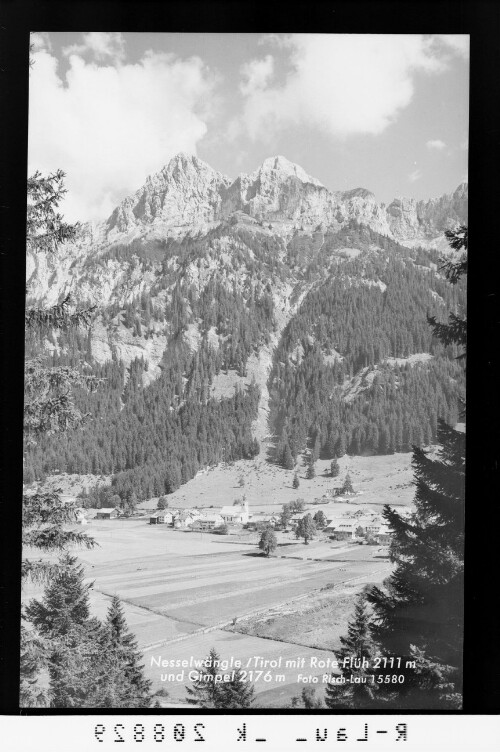 Nesselwängle in Tirol mit Rote Flüh 2111 m und Gimpel 2176 m