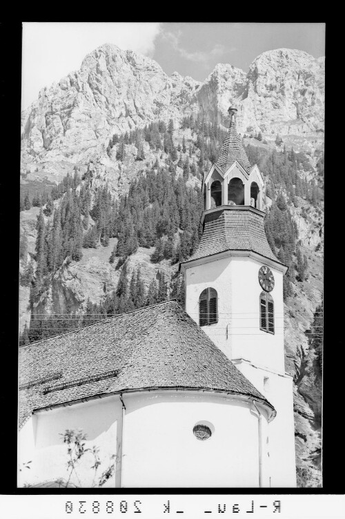 Nesselwängle, Rote Fluh 2111 m, Gimpel 2176 m : [Pfarrkirche in Nesselwängle mit Rote Flüh]
