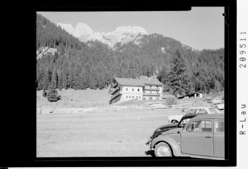 [Gasthof-Cafe Berghof bei Nesselwängle im Tannheimertal gegen Kleinen Gimpel und Kellenspitze / Tirol]