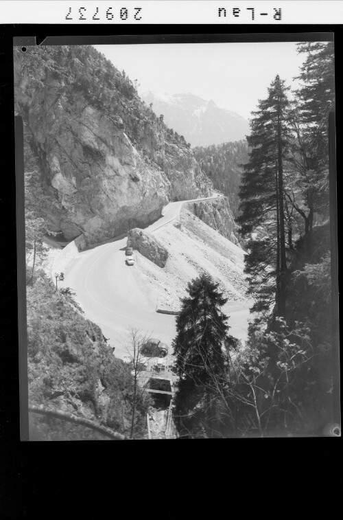 [Gaichtpaßstrasse mit Blick zur Schwarzhanskarspitze / Tirol]