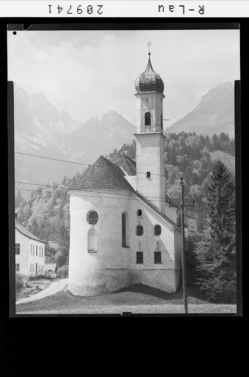 [Pfarrkirche Unterpinswang im Lechtal mit Vilser Kegel / Tirol]