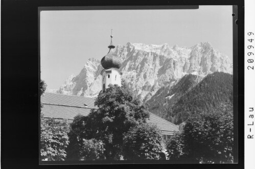 [Ehrwald in Tirol / Pfarrkirche gegen Wetterstein Gebirge]