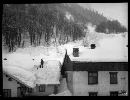 [Winteraufnahme von Hnr. 26 und Hnr. 25 in Langen am Arlberg]