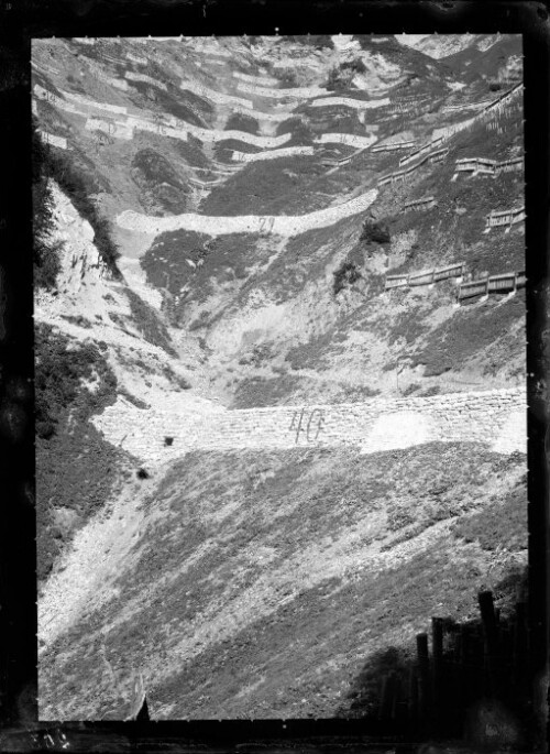 [Aufnahme von den Schneerückhaltemauern (Nr. 40, 29, 14, 19, 15, 12, 16, 16A) und Schneerechen (alte Bauweise) im oberen Benediktentobel oberhalb von Langen am Arlberg]