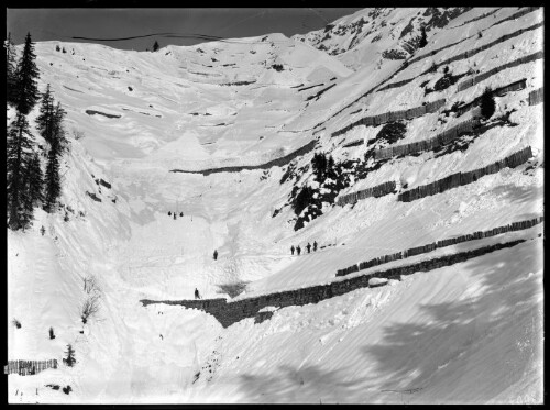 [Aufnahme von den Schneerückhaltemauern (Nr. 40) sowie Arlberg-Schneerechen im oberen Benediktentobel oberhalb von Langen am Arlberg]