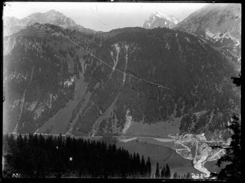 [Aufnahme von der Linienführung der Arlbergstrecke im Bereich des Wäldlitobelviadukts (km 112,9) sowie des Lawinenschutzdaches Batzigg-Schnend (km 113,6) oberhalb von Klösterle]