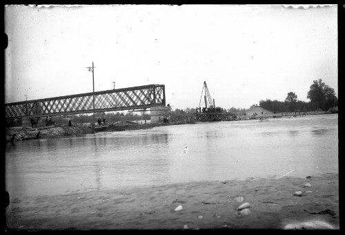[Aufnahme von der Rheinbrücke zwischen Schaan-Vaduz und Buchs SG im km 17,3 nach dem verheerenden Hochwasser vom 25.09.1927]