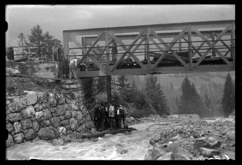 [Befahrbarmachung der alten Stelzistobelbrücke nach einem Murgang zwischen Wald am Arlberg und Dalaas im km 116,9]