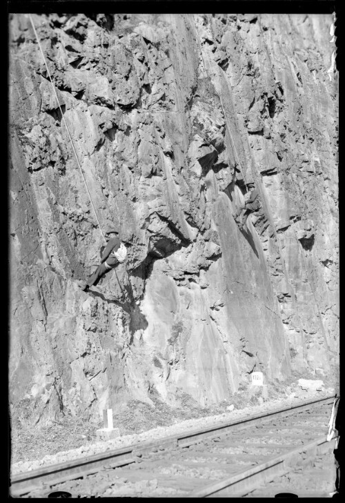 [Mitarbeiter der Lehnenpartie bei der Loslösung lockeren Gesteins oberhalb der Bahnstrecke zwischen Braz und Bludenz im km 132,3]
