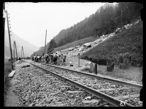 [Murgang auf die Strecke zwischen Langen am Arlberg und Klösterle im km 111,3 (Streckenarbeiter bei der Beseitigung des Geschiebes)]