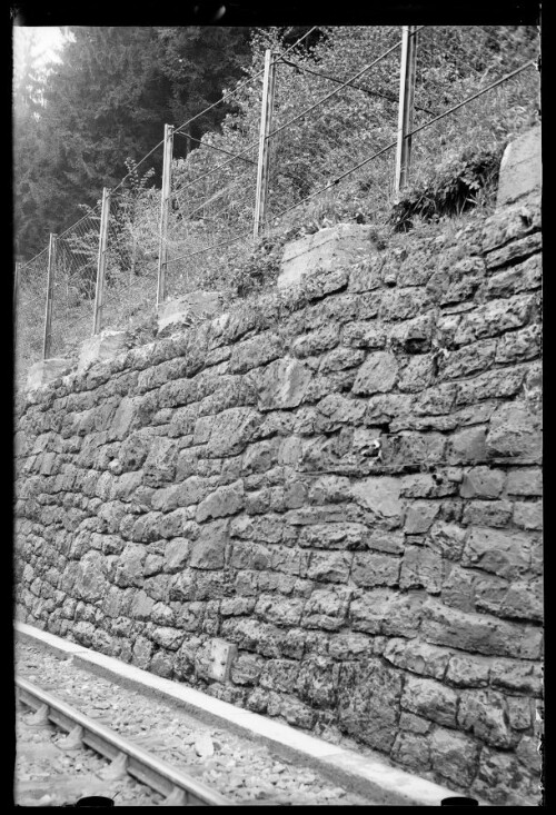 [Futtermauer aus Bruchsteinmauerwerk mit Schneeschutzgitter (Arlberg-Schneegitter) an der Strecke zwischen Dalaas und Hintergasse im km 124,0]