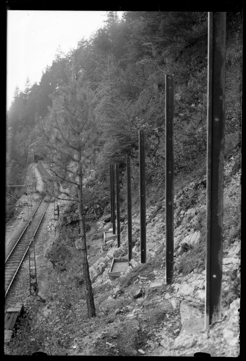 [Errichtung von Schneeschutzgitter (Arlberg-Schneegitter) oberhalb der Bahnstrecke zwischen Hintergasse und Braz im km 126,3]