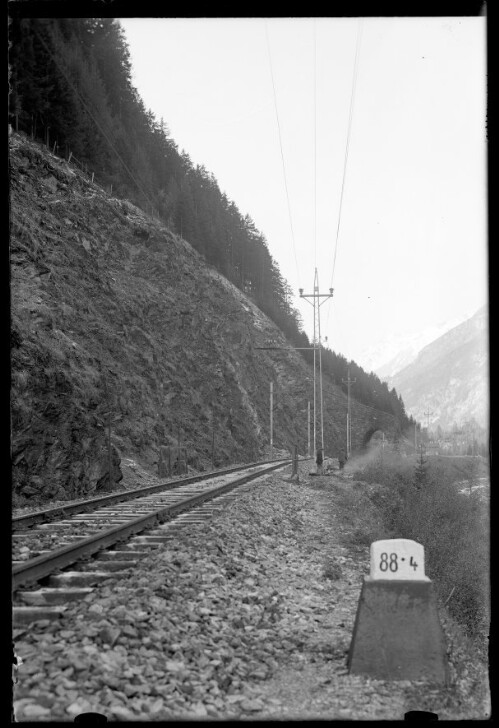 [Aufnahme von der Strecke zwischen Flirsch und der Haltestelle Schnann neu im km 88,4 mit Aquädukt; 2 Personen im Bildhintergrund;]