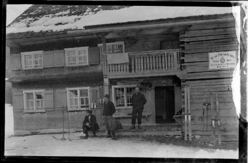 [Wilhelm Purtscher sowie 2 weitere Personen vor einer Ski- und Unterkunfts-Hütte der Sektion Noris des Österreichischen und Deutschen Alpenvereins in Nürnberg (1251 m)]