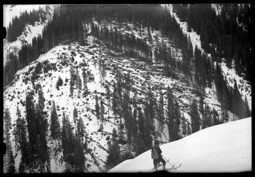 [Aufnahme von zwei Skitourengehern in steilem Gelände]