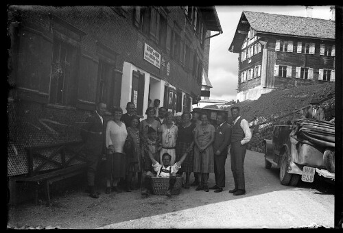 [Gruppenfoto mit Wilhelm Purtscher vor dem Gasthof Krone in Lech]