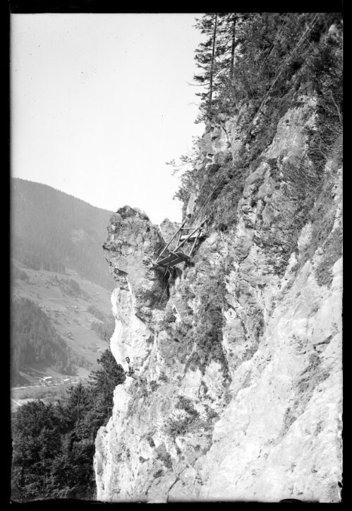 [Loslösung lockeren Gesteins oberhalb der Bahntrasse zwischen Wald am Arlberg und Dalaas in der Ortsparzelle Radona]