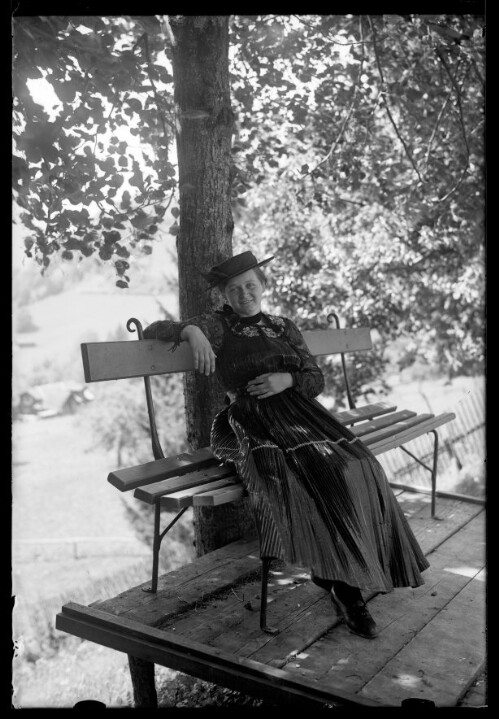 [Portraitfoto einer Frau in Bregenzer Wäldertracht unmittelbar vor dem Bahnhofsgebäude in Dalaas]