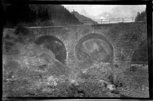 [Bestandsaufnahme der Schäden an der Radonatobelbrücke zwischen Wald am Arlberg und Dalaas im km 118,3 infolge eines Murganges [2]]
