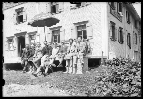 [Gruppenfoto mit Wilhelm Purtscher vor dem Gasthaus Tirolerhof in Warth am Arlberg]