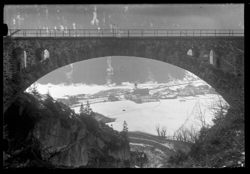 [Aufnahme von der Wäldlitobelbrücke zwischen Langen am Arlberg und Hst Klösterle im km 112,9]