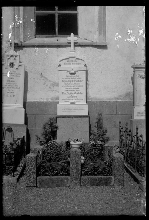 [Aufnahme von der Grabstätte der Familie Purtscher auf dem Friedhof der Pfarrkirche Dalaas]