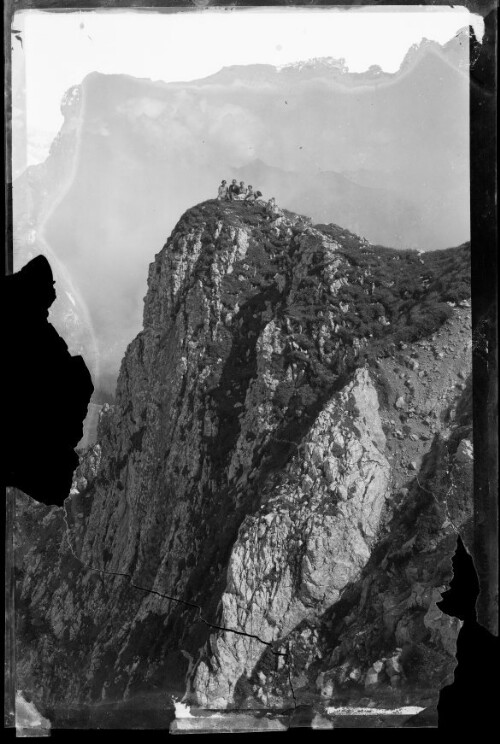 [Gruppenfoto mit Wilhelm Purtscher auf einem Felsvorsprung [2]]