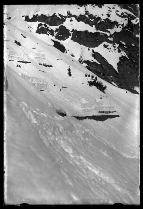 [Lawinenverbauungen oberhalb des Bahnhofs Langen am Arlberg bestehend aus Arlberg-Schneerechen und Schneerückhaltemauern [2]]