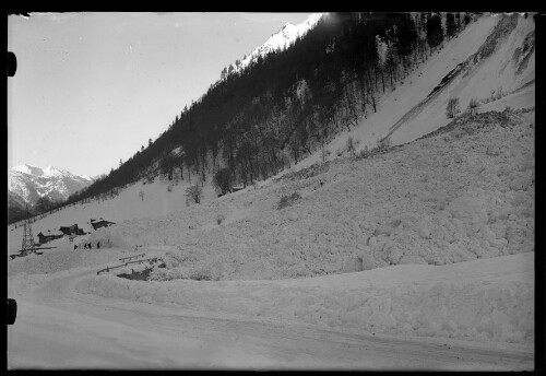 [Aufnahme von den durch die Innere Passürtobel-Lawine zu Tal beförderten Schneemassen in Langen am Arlberg]