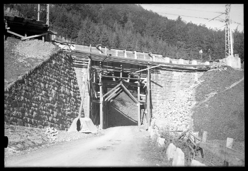 [Erneuerung der Eisenbahnbrücke über die Bundesstrasse im Bahnhof Langen am Arlberg [6]]