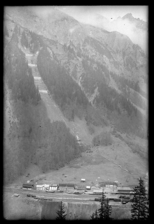 [Aufnahme von den Lawinenverbauungen oberhalb des Bahnhofes Langen am Arlberg sowie vom Ortsbild der Ortschaft]