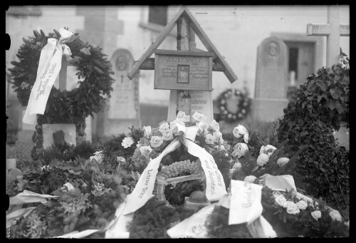 [Grabstätte des Herrn Josef Loretz auf dem Friedhof der Pfarrkirche Dalaas [2]]