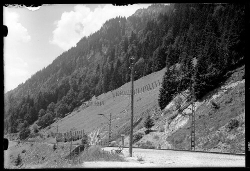 [Aufnahme von den Schneeschutzgittern (Arlberg-Schneegitter) oberhalb der Strecke zwischen der Haltestelle Klösterle und dem Bahnhof Wald am Arlberg im km 113,2]