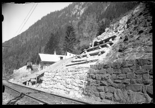 [Aufnahme von der Futtermauer an der Strecke zwischen Wald am Arlberg und Dalaas im km 119,1]