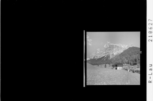 [Ehrwald in Tirol / Skilift Ehrwald mit Terrassen - Cafe gegen Wetterstein Gebirge]