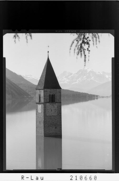 [Versunkener Kirchturm im Reschensee bei Graun im Obervintschgau mit Blick zum Ortler]