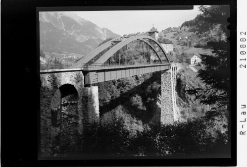 [Trisannabrücke mit Schloss Wiesberg / Tirol]