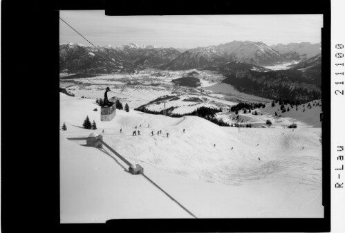 Reutte, Tirol Skigebiet Reuttener Bergbahn : [Skigebiet Höfener Alpe bei Reutte in Tirol mit Blick zur Zugspitze]