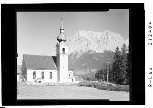 [Pfarrkirche Biberwier in Tirol mit Wetterstein Gebirge]