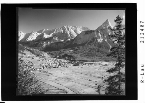 [Blick auf Ehrwald in Tirol mit Mieminger Gebirge mit Sonnenspitze]