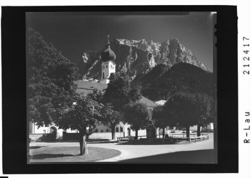 Zugspitzdorf Ehrwald 996 m mit Wetterstein Massiv : [Pfarrkirche in Ehrwald mit Blick zum Wetterstein]