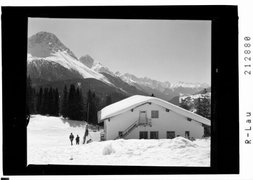 [Bergrestaurant am Kleinmutzkopf bei Nauders in Tirol gegen Engadin und Sesvennagruppe mit Piz Lat]