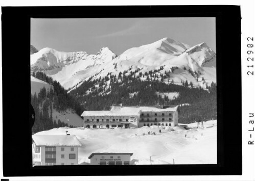 Berwang 1336 m Tirol Hotel White Star : [Hotel White Star bei Berwang in Tirol mit Blick in die Lichtfeistgruppe]