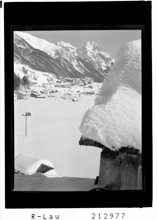 Pettneu am Arlberg 1351 m gegen Parseierspitze 3038 m und Eisenspitze 2845 m : [Pettneu im Stanzertal mit Griessmutterkopf und Eisenspitze]