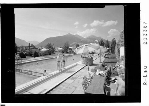 [Schwimmbad des Hotels Spielmann bei Ehrwald in Tirol mit Blick zum Grubigstein und zur Bleispitze]