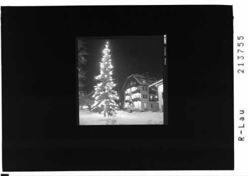 Ehrwald, Tirol Hotel Post Weihnachtsbeleuchtung : [Hotel Sonnenspitze mit Weihnachtsbaum in Ehrwald in Tirol]