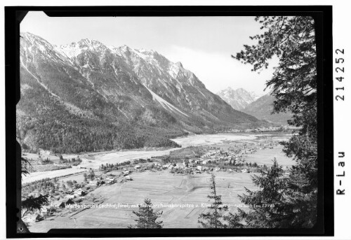 Weissenbach im Lechtal in Tirol mit Schwarzhanskarspitze und Klimmspitze